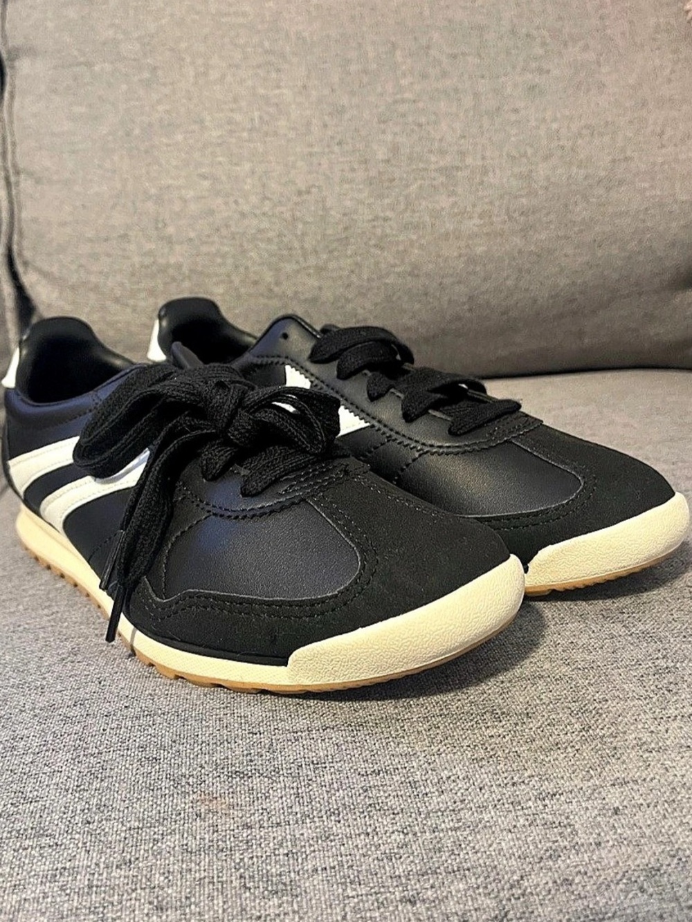 No Boundaries Black & White Sneakers US 6 Like New
